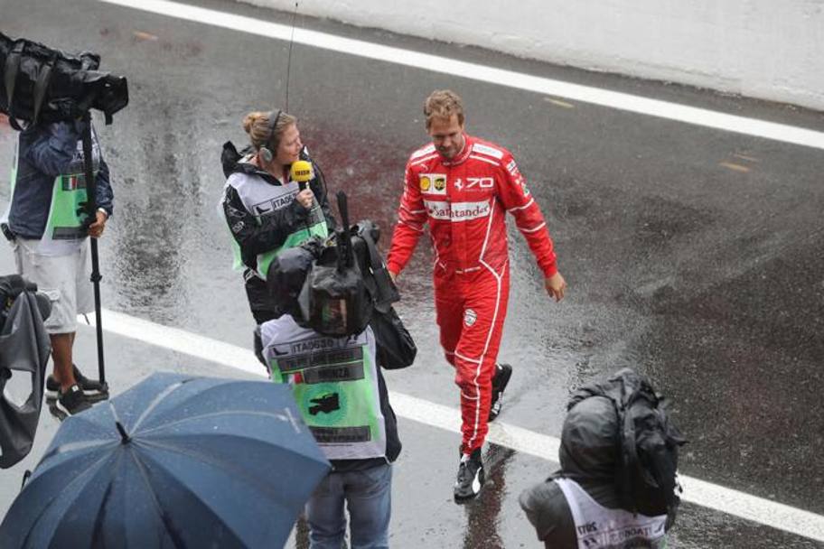 Vettel assediato dai giornalisti (Ansa)